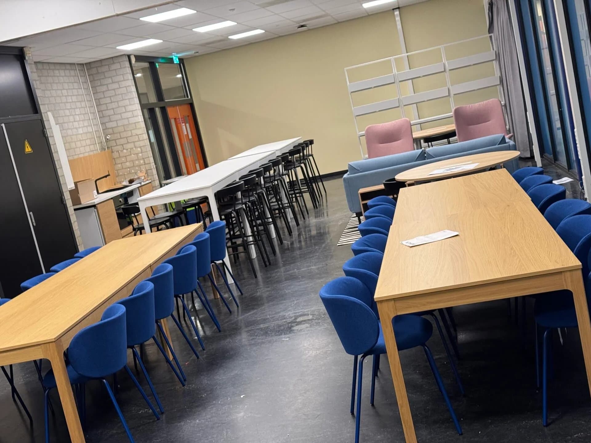 Ingerichte bedrijfsruimte met gemonteerde tafels en stoelen