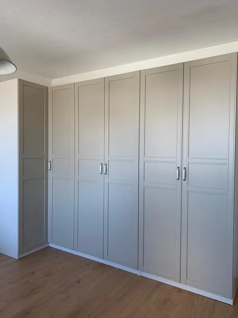 Woonkamer met TV-meubel zwevend gemonteerd en kabels door de muur weggewerkt