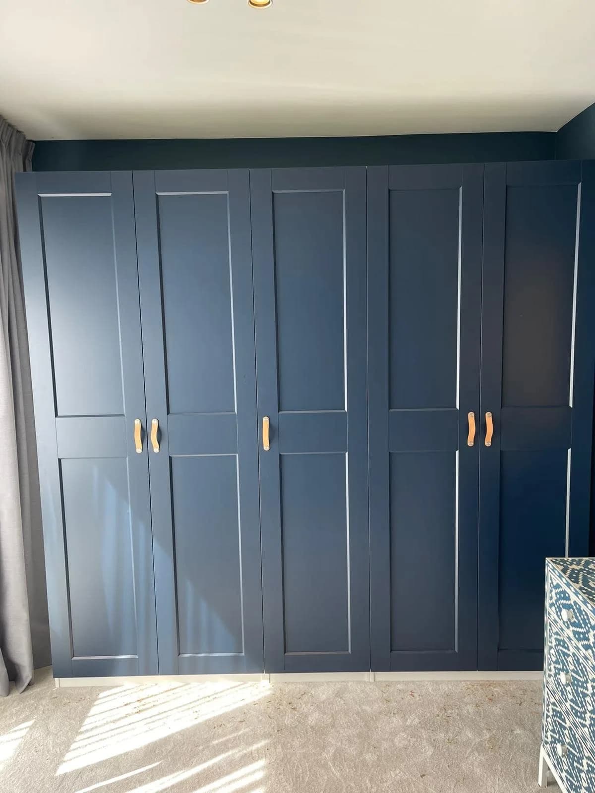 Zwevende TV-wand met kabels door de muur weggewerkt en push-open scharnieren afgesteld